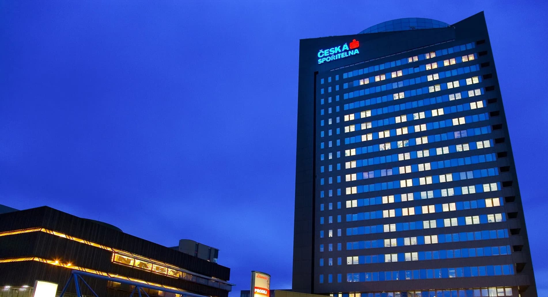 How Česká spořitelna Empowered 70+ Teams with Self-Service Analytics